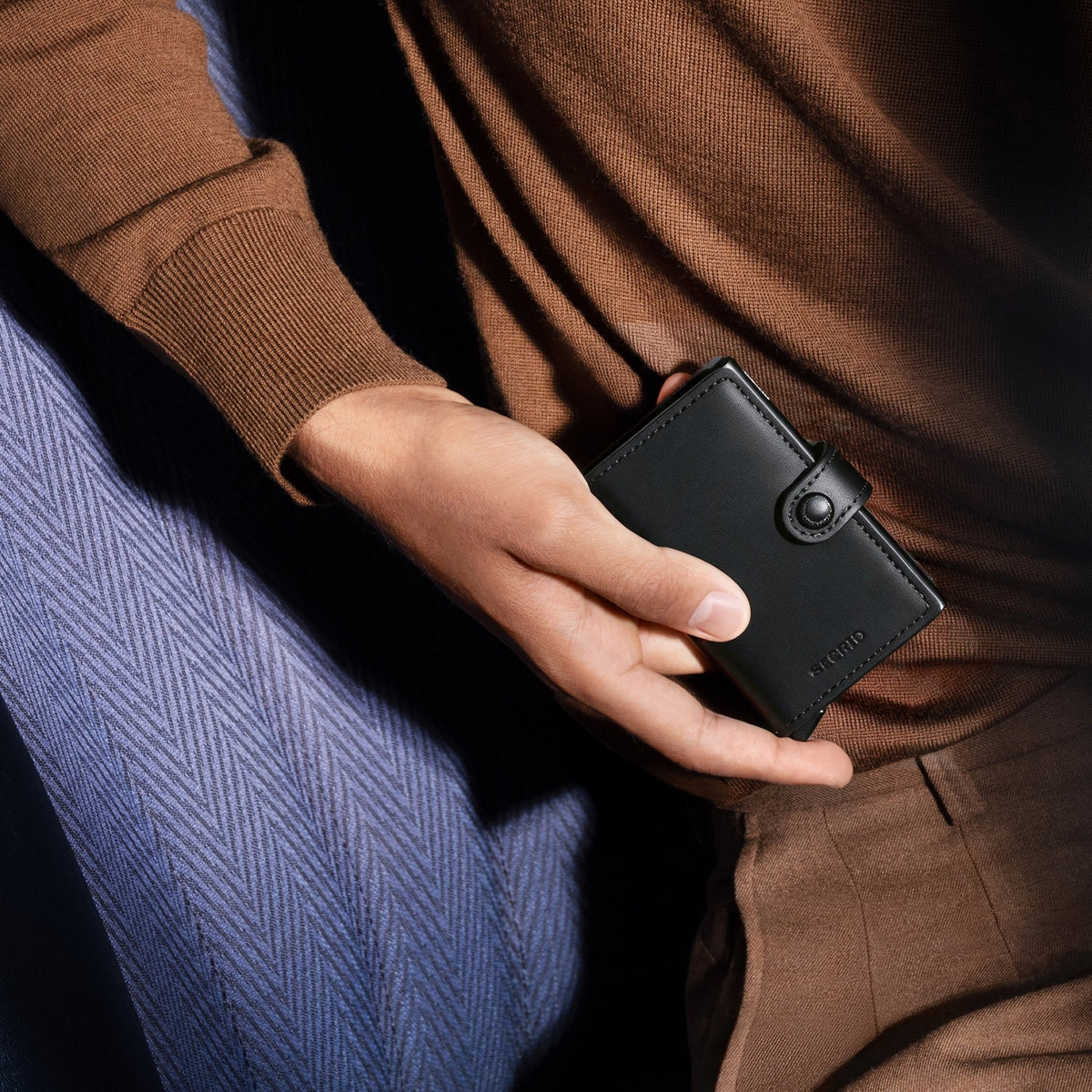 Secrid Mini Wallet Mirum Black in der Hand