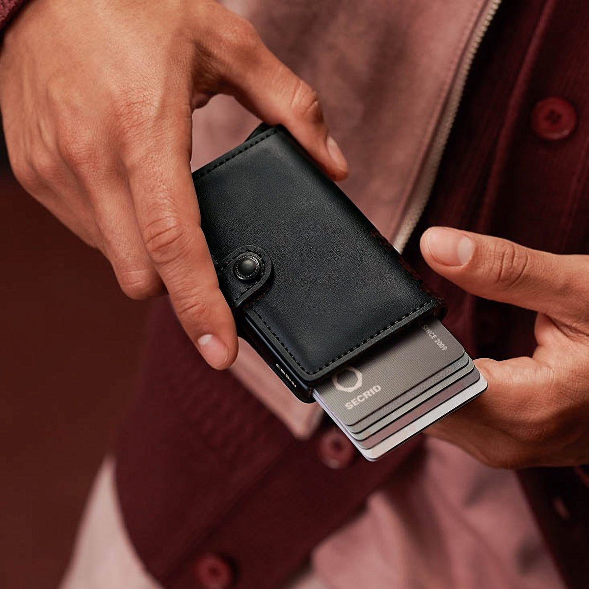 Secrid Mini Wallet Mirum Black – Karten rausschieben