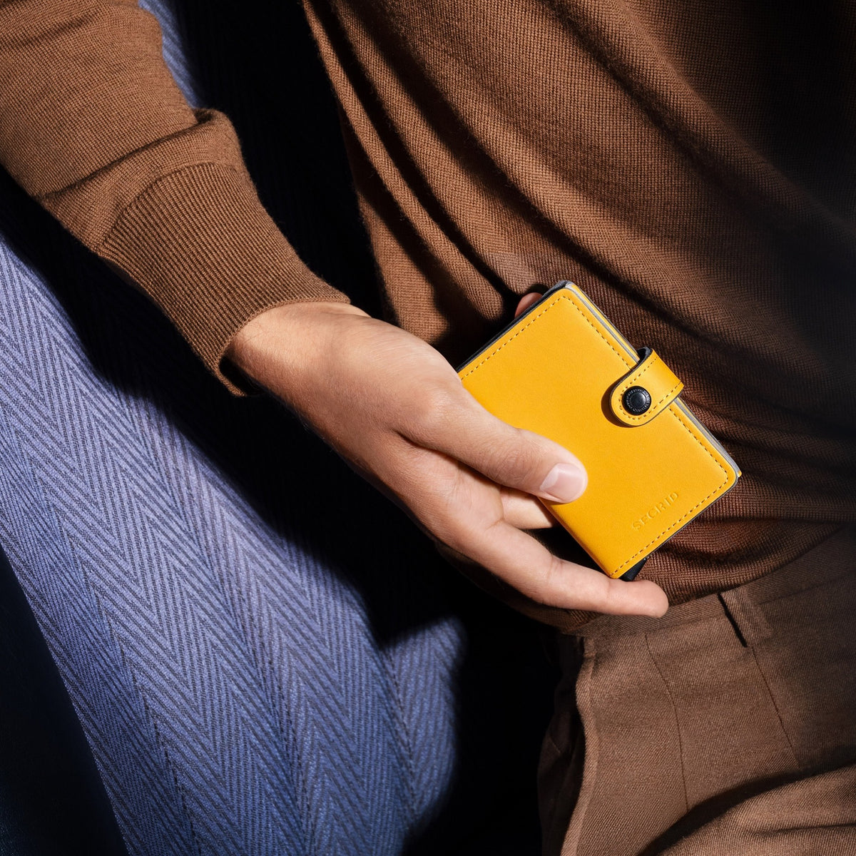 Secrid Mini Wallet Yard Powder Ochre in der Hand
