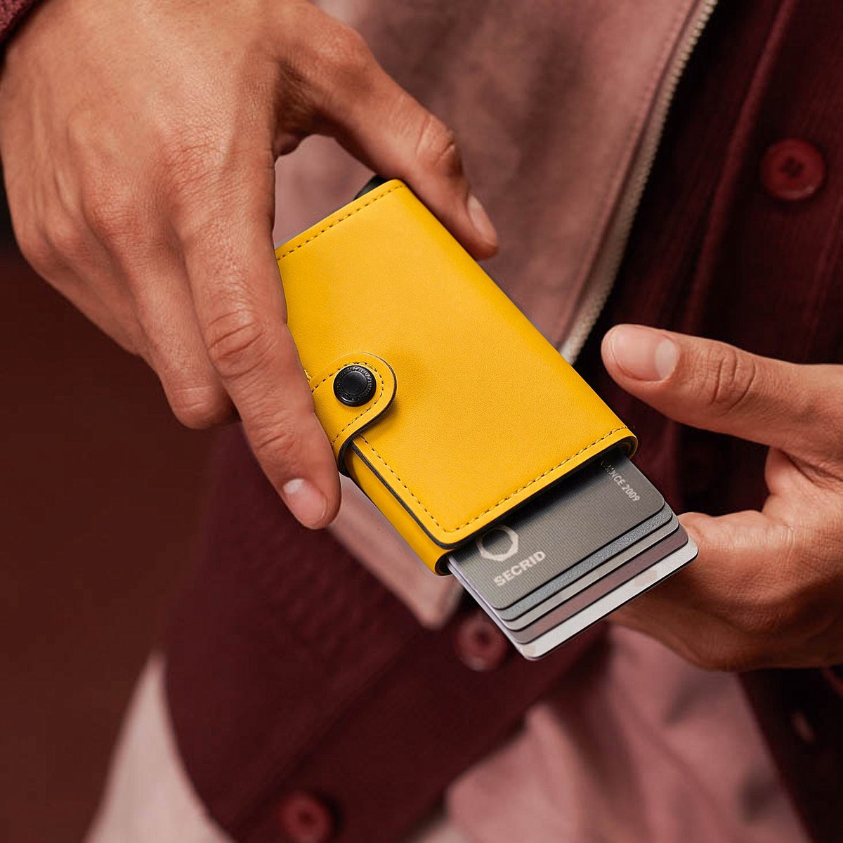 Secrid Mini Wallet Yard Powder Ochre – Karten rausschieben