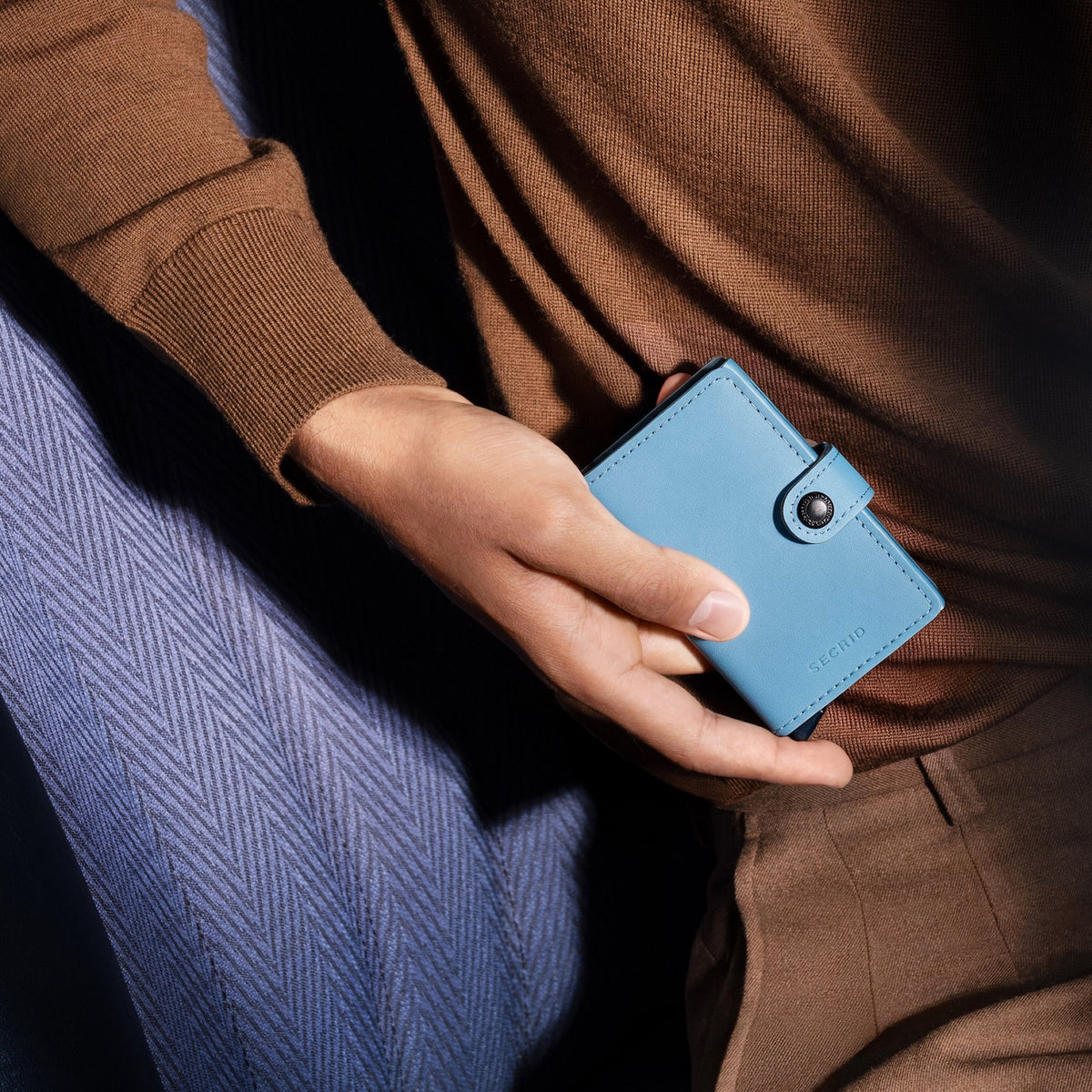 Secrid Mini Wallet Yard Powder Sky Blue in der Hand