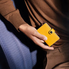 Secrid Mini Wallet Yard Powder Ochre in der Hand