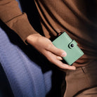 Secrid Mini Wallet Yard Powder Pistachio in der Hand