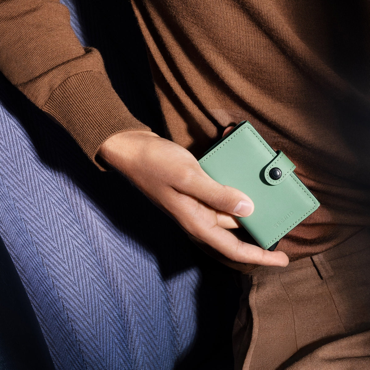 Secrid Mini Wallet Yard Powder Pistachio in der Hand
