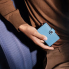 Secrid Mini Wallet Yard Powder Sky Blue in der Hand