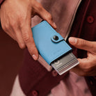 Secrid Mini Wallet Yard Powder Sky Blue – Karten rausschieben
